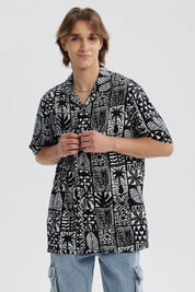 Camisa hombre negra con estampado gráfico blanco y negro de hojas y figuras geométricas