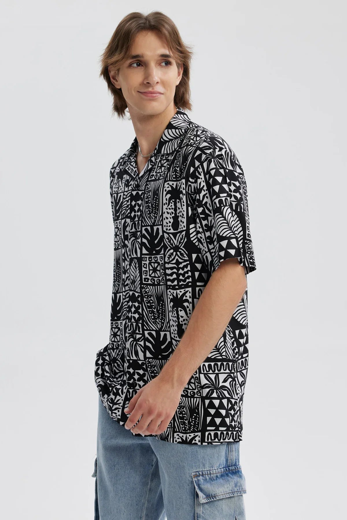 Camisa hombre negra con estampado gráfico blanco y negro de hojas y figuras geométricas