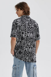 Camisa hombre negra con estampado gráfico blanco y negro de hojas y figuras geométricas