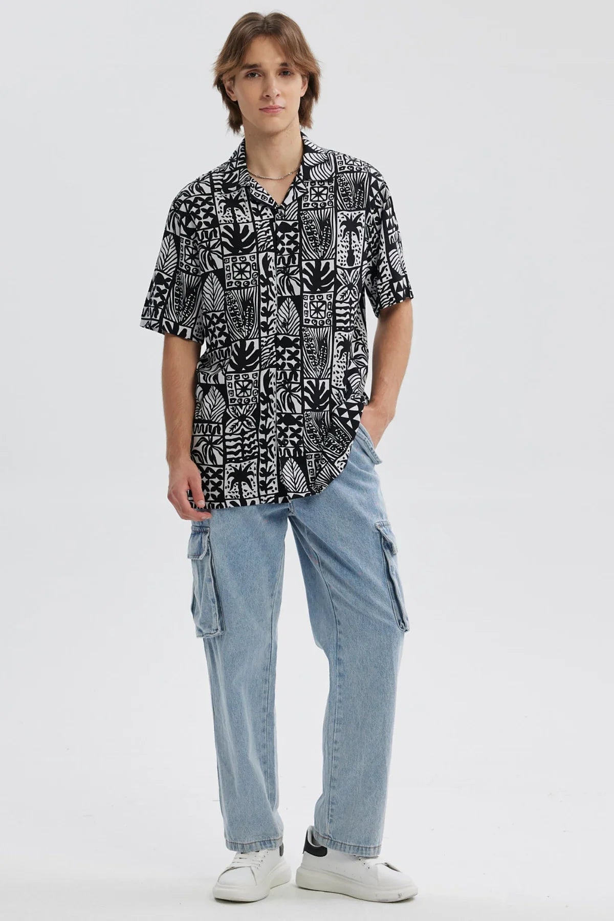 Camisa hombre negra con estampado gráfico blanco y negro de hojas y figuras geométricas