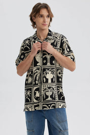 Camisa negra de hombre con estampado geométrico blanco y manga corta