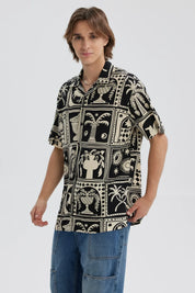Camisa negra de hombre con estampado geométrico blanco y manga corta
