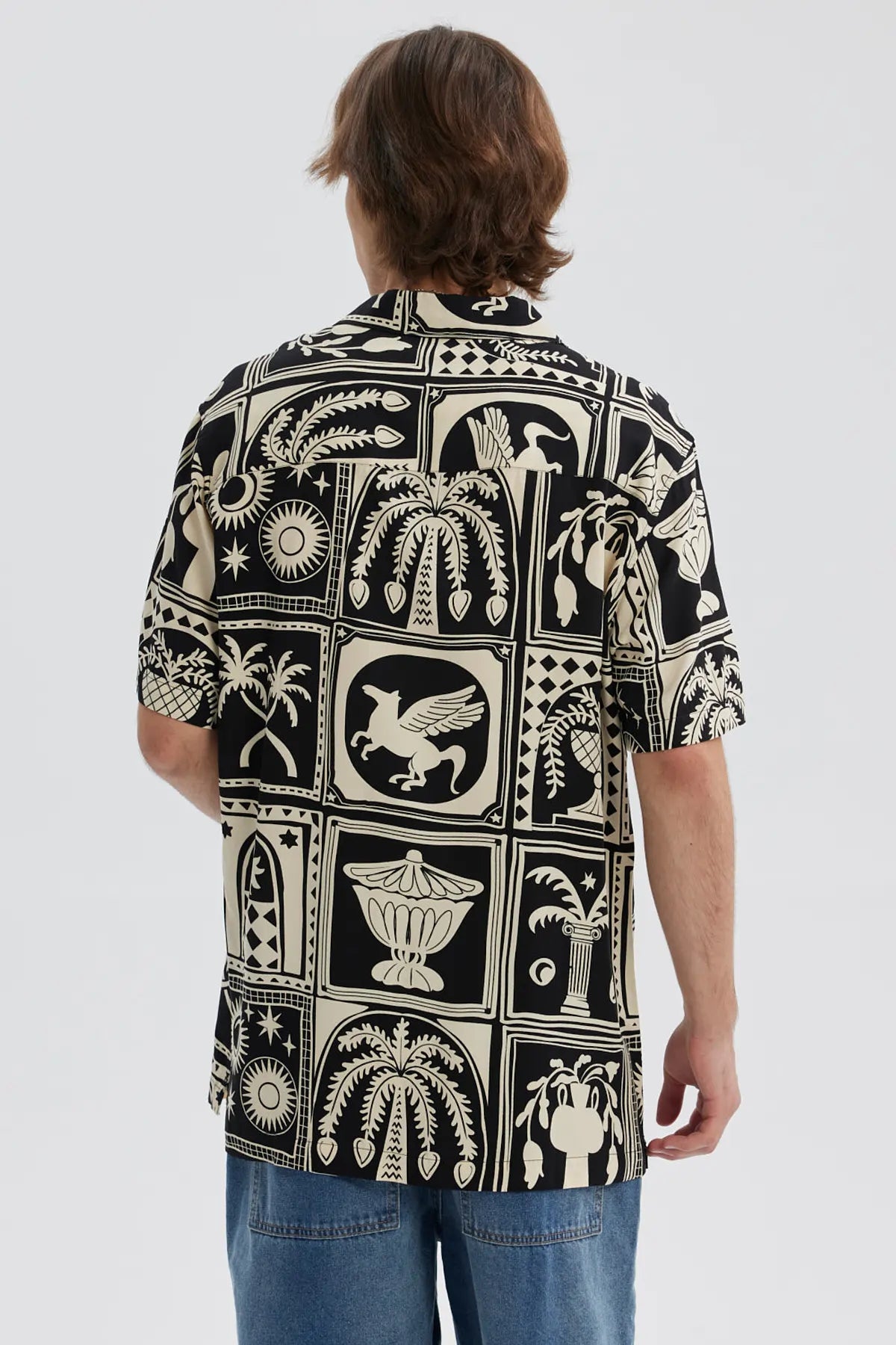 Camisa negra de hombre con estampado geométrico blanco y manga corta