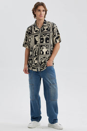 Camisa negra de hombre con estampado geométrico blanco y manga corta