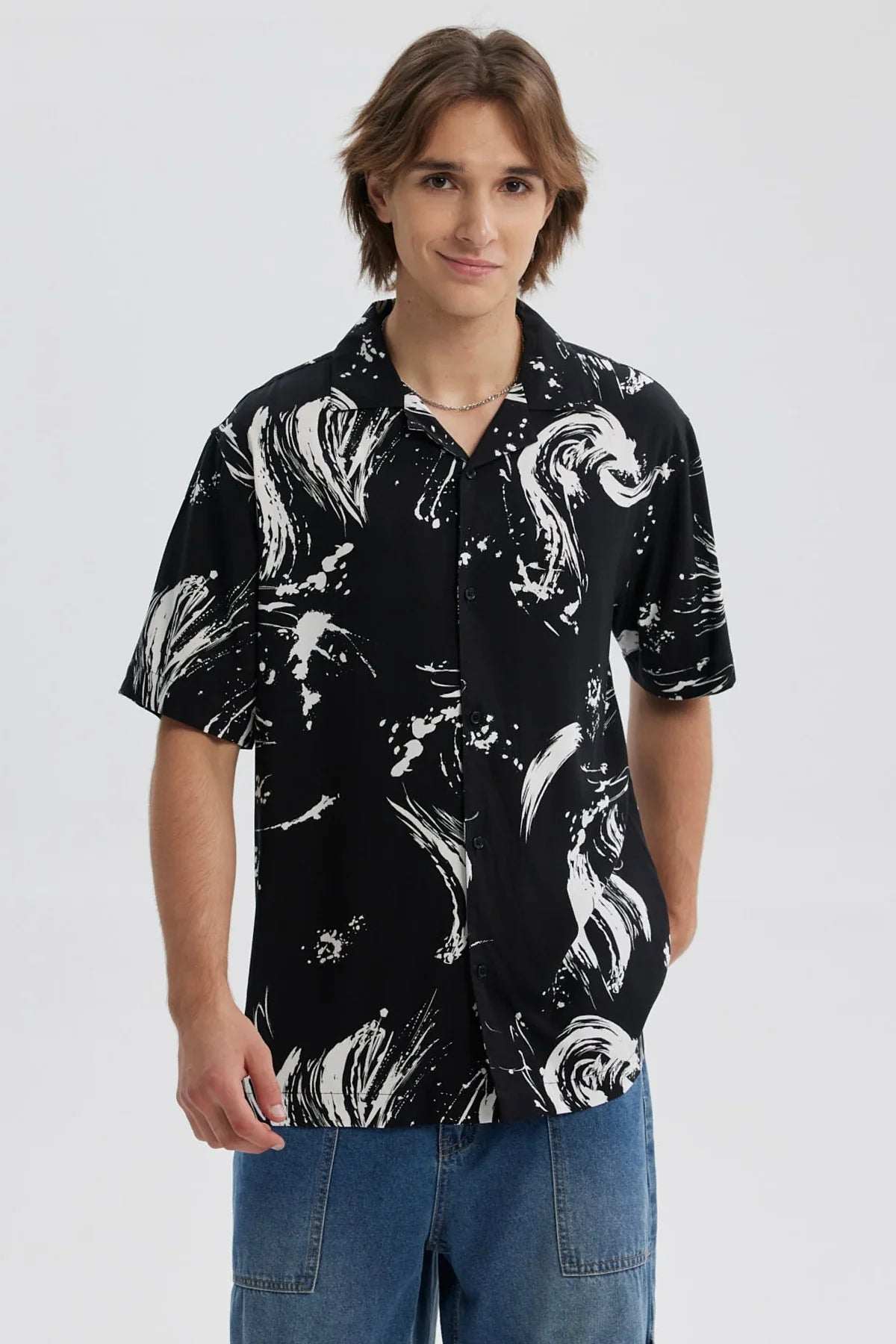 Camisa hombre negra con estampado abstracto blanco y mangas cortas