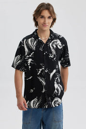 Camisa hombre negra con estampado abstracto blanco y mangas cortas