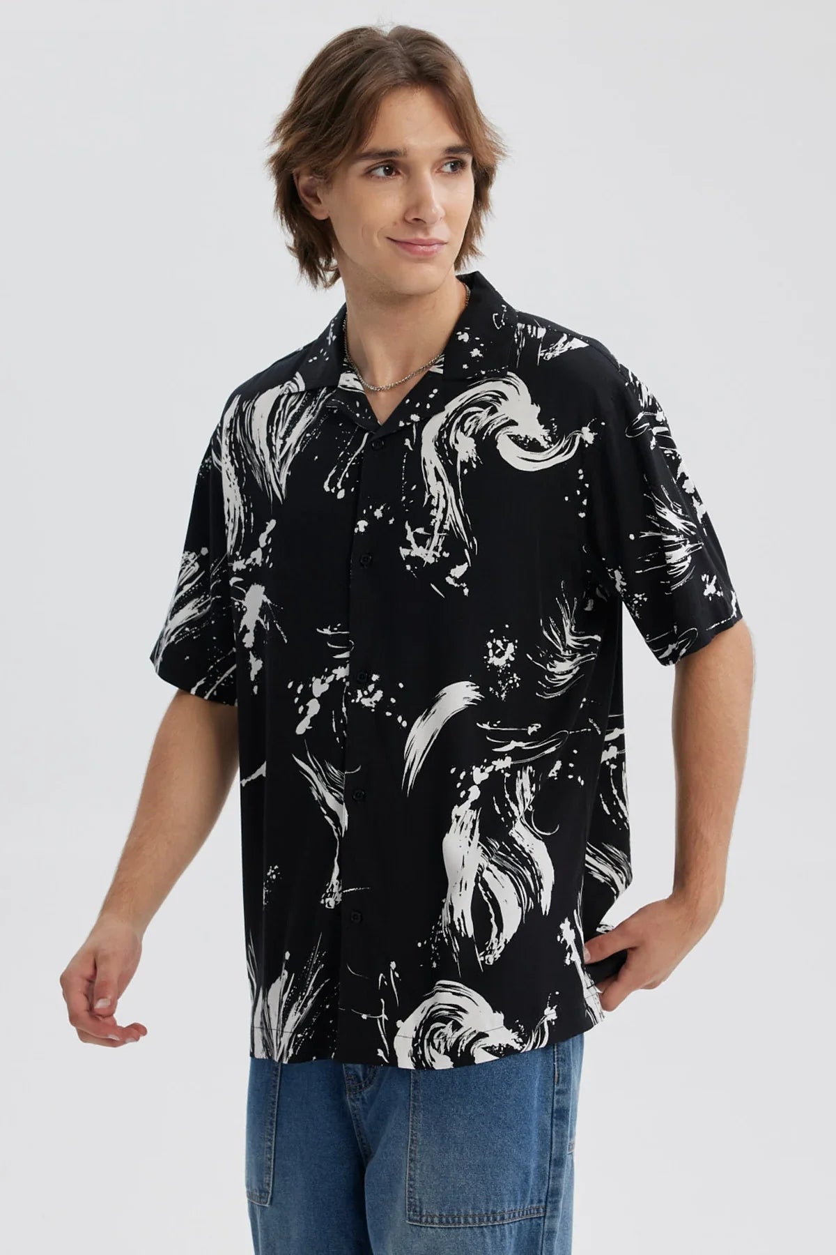 Camisa hombre negra con estampado abstracto blanco y mangas cortas