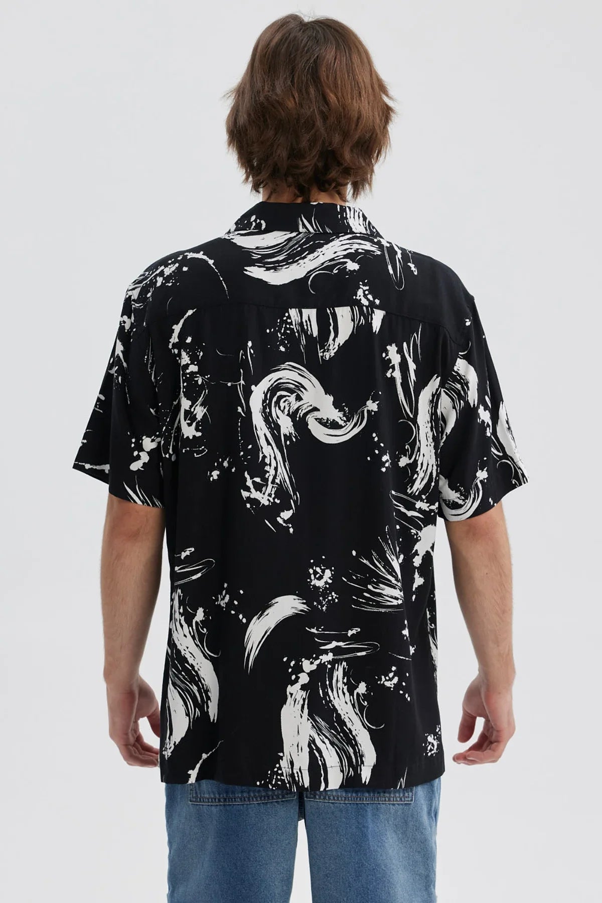 Camisa hombre negra con estampado abstracto blanco y mangas cortas