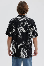 Camisa hombre negra con estampado abstracto blanco y mangas cortas