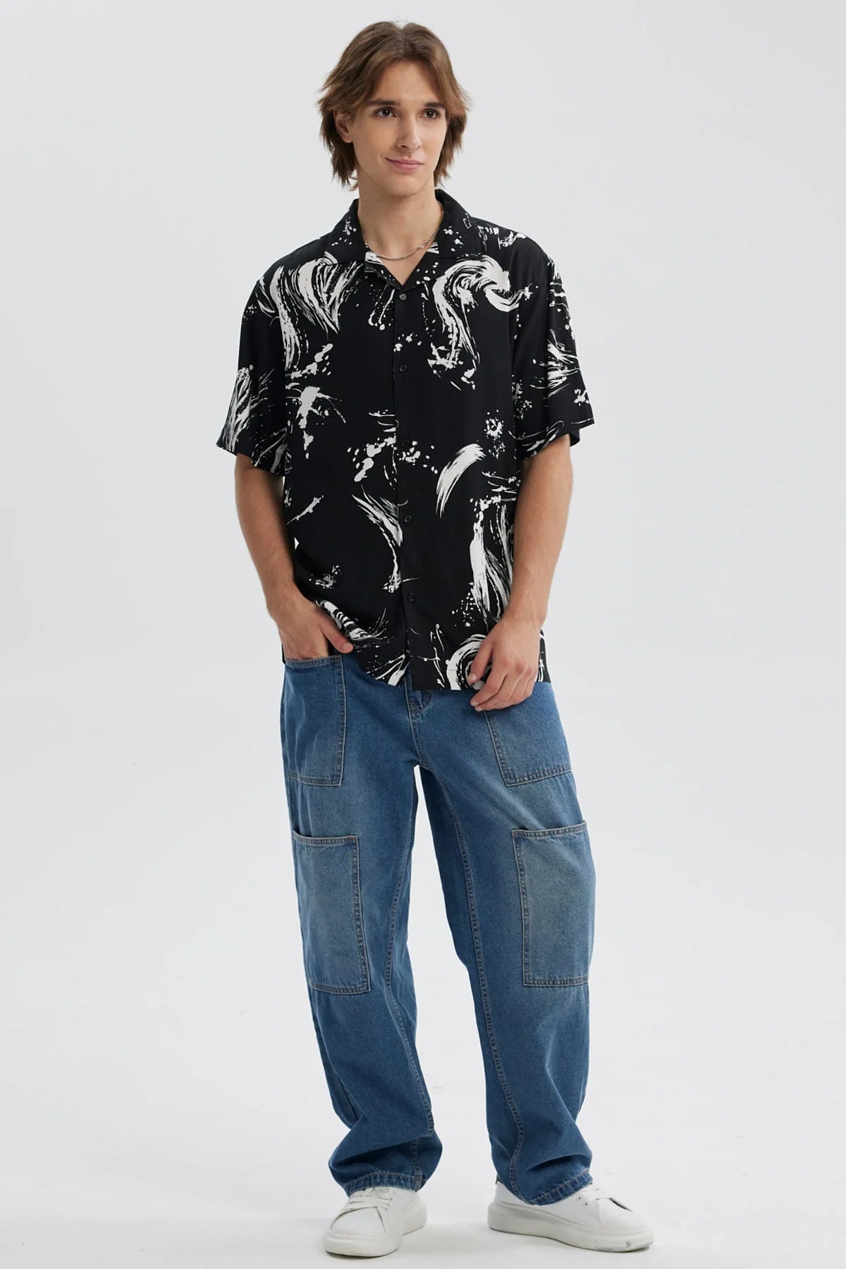 Camisa hombre negra con estampado abstracto blanco y mangas cortas