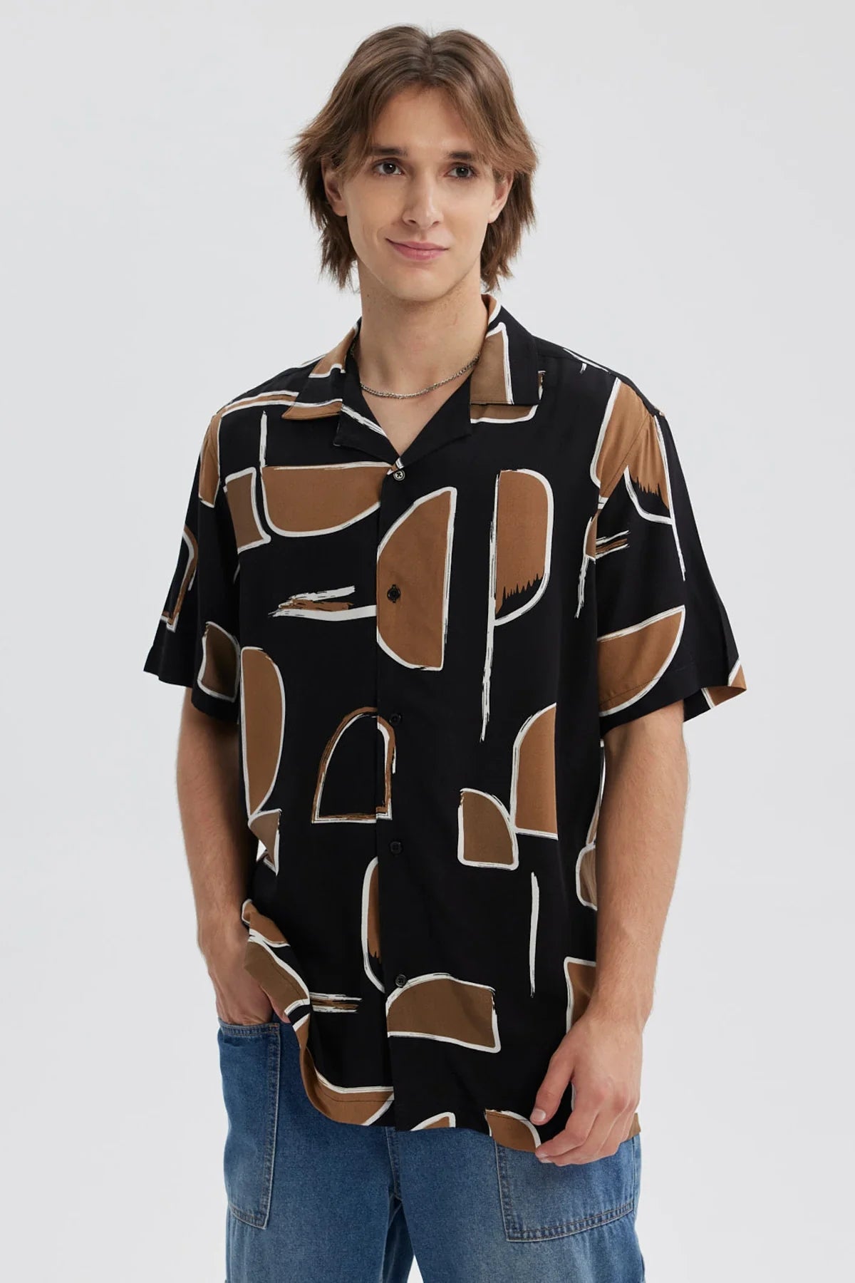 Camisa negra de hombre con estampado geométrico en marrón y blanco