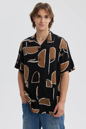 Camisa negra de hombre con estampado geométrico en marrón y blanco