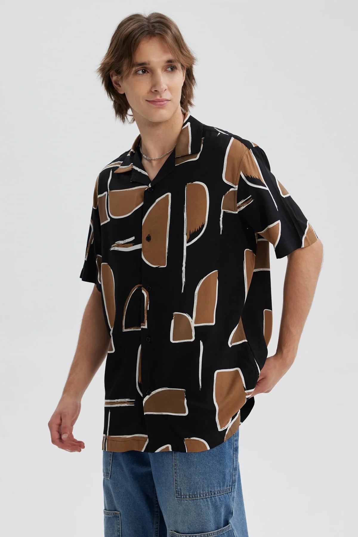 Camisa negra de hombre con estampado geométrico en marrón y blanco