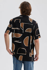 Camisa negra de hombre con estampado geométrico en marrón y blanco