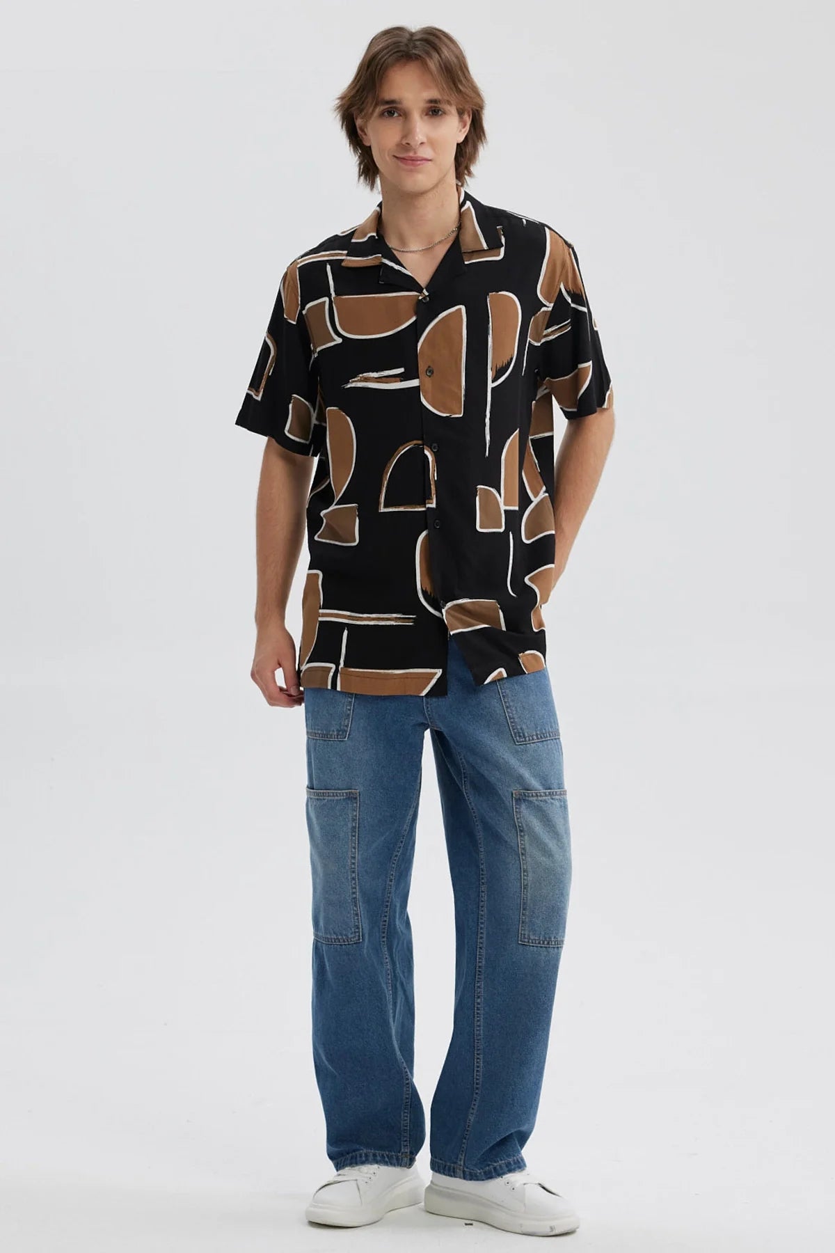 Camisa negra de hombre con estampado geométrico en marrón y blanco