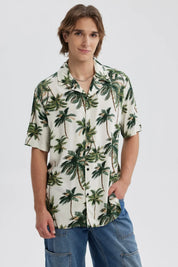 Camisa verde hombre con estampado de palmeras y fondo claro
