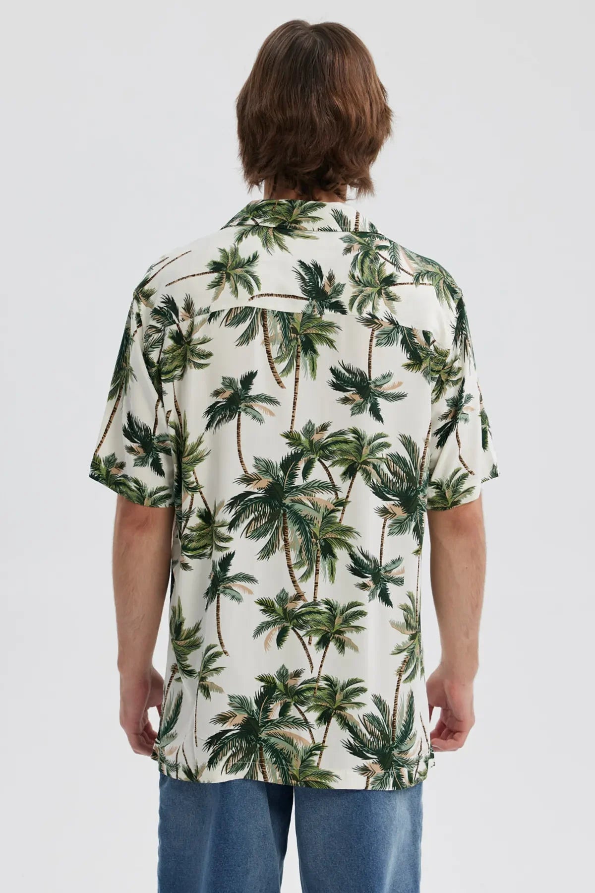 Camisa verde hombre con estampado de palmeras y fondo claro