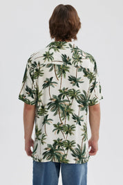 Camisa verde hombre con estampado de palmeras y fondo claro