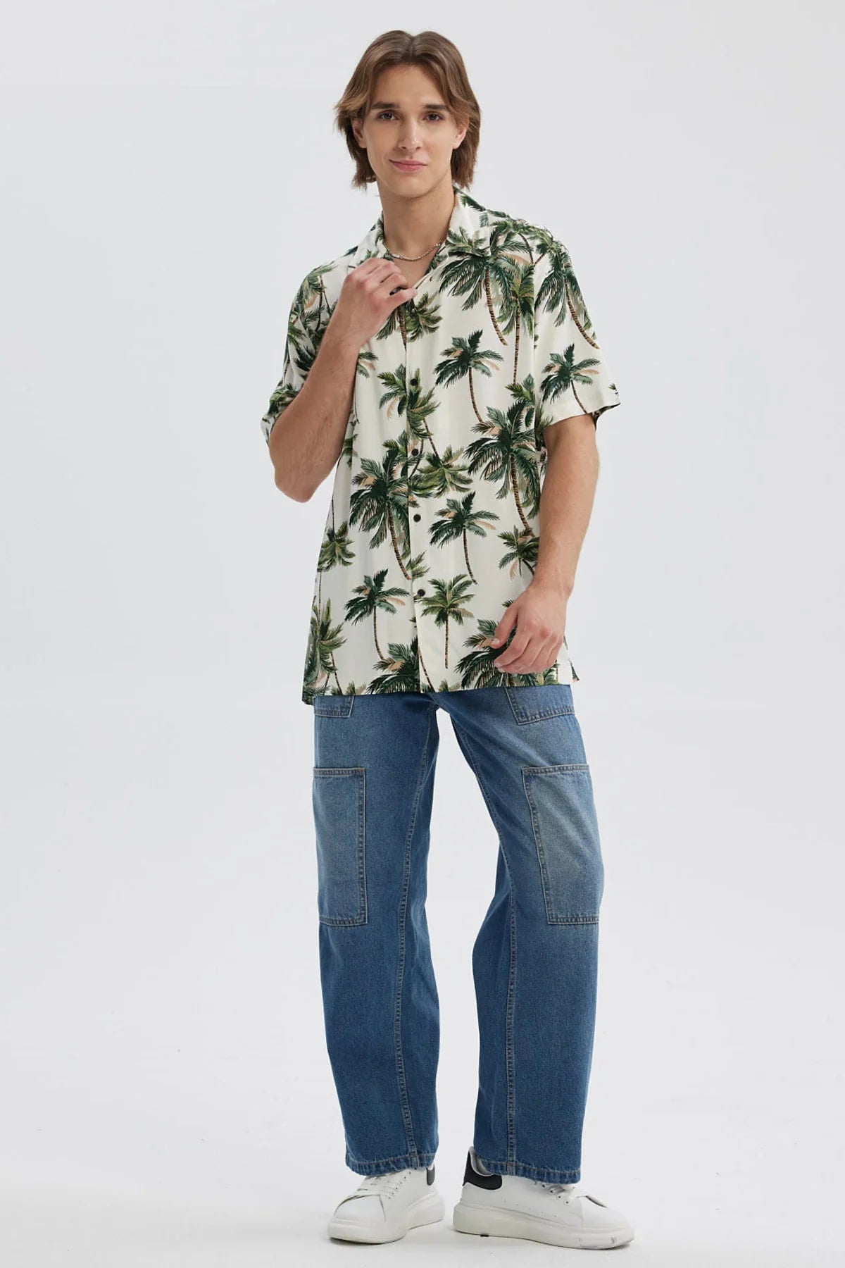 Camisa verde hombre con estampado de palmeras y fondo claro