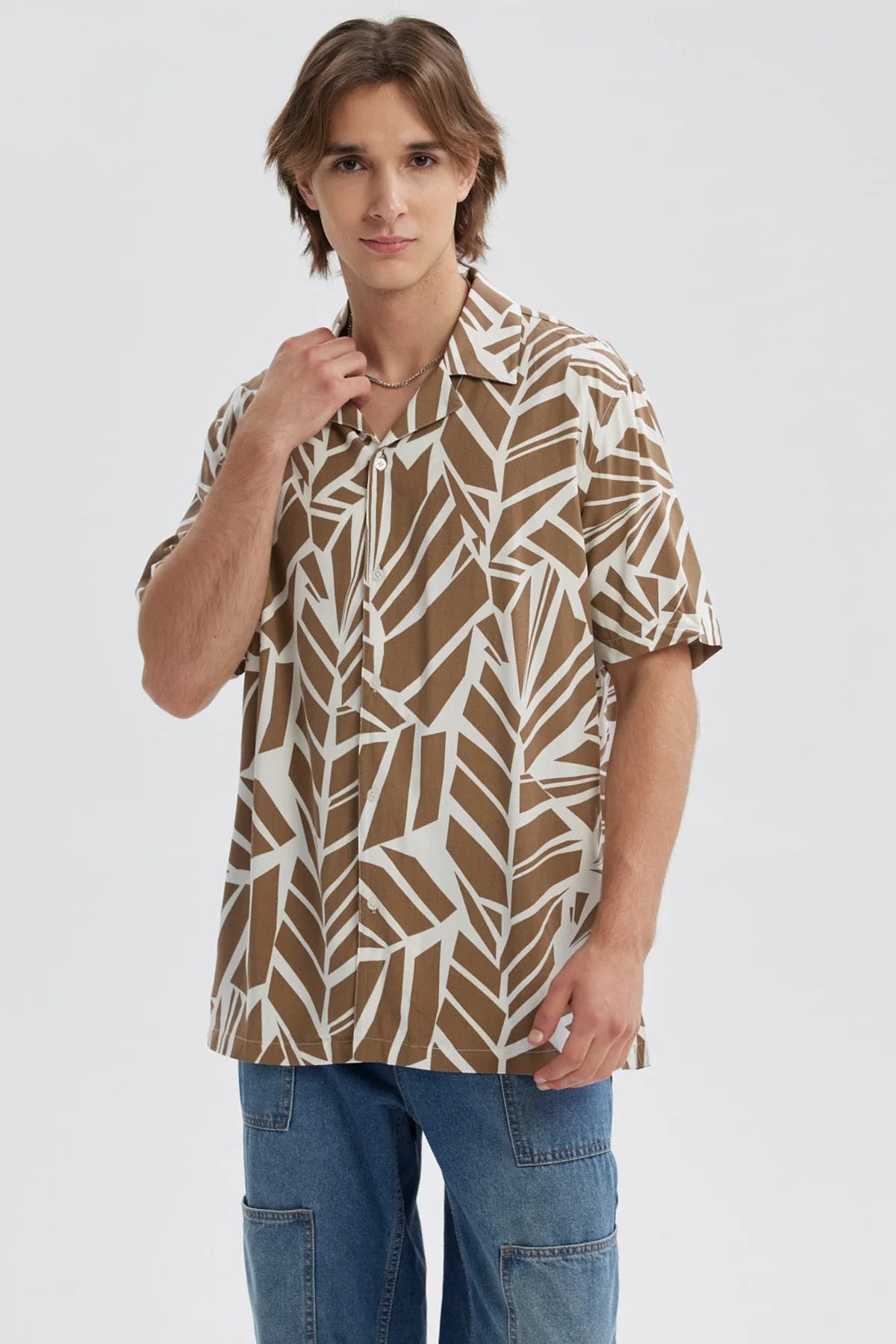 Camisa hombre full print beige con diseño geométrico en fondo blanco