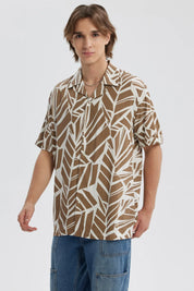 Camisa hombre full print beige con diseño geométrico en fondo blanco