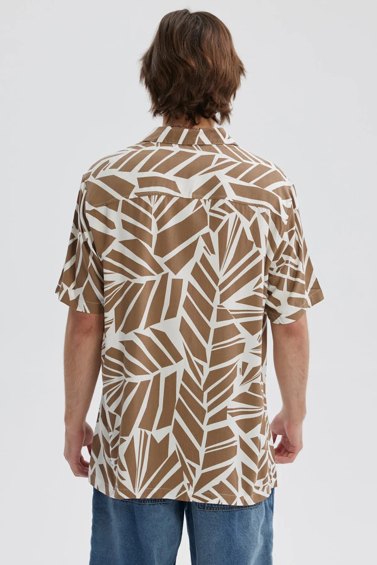 Camisa hombre full print beige con diseño geométrico en fondo blanco