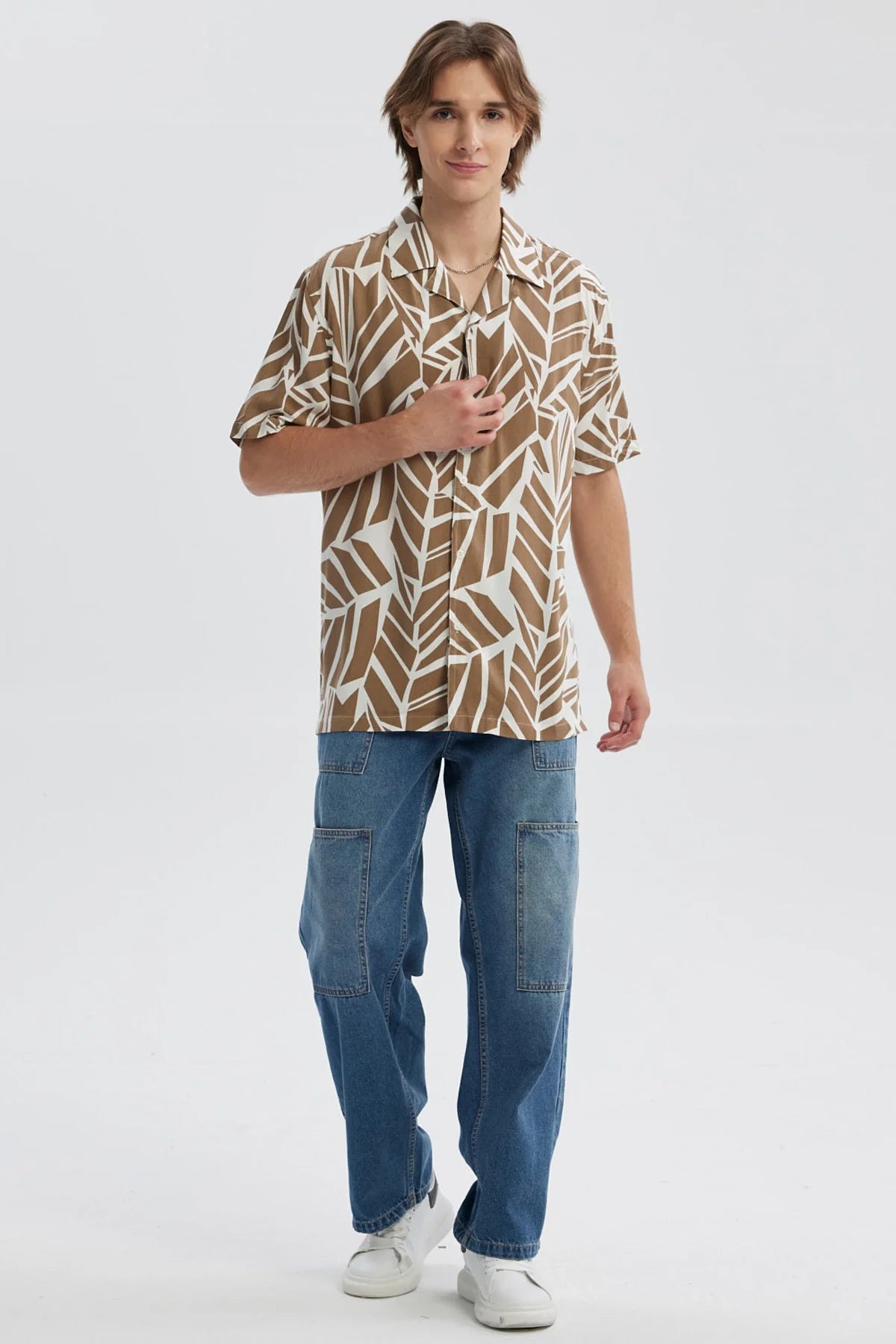 Camisa hombre full print beige con diseño geométrico en fondo blanco