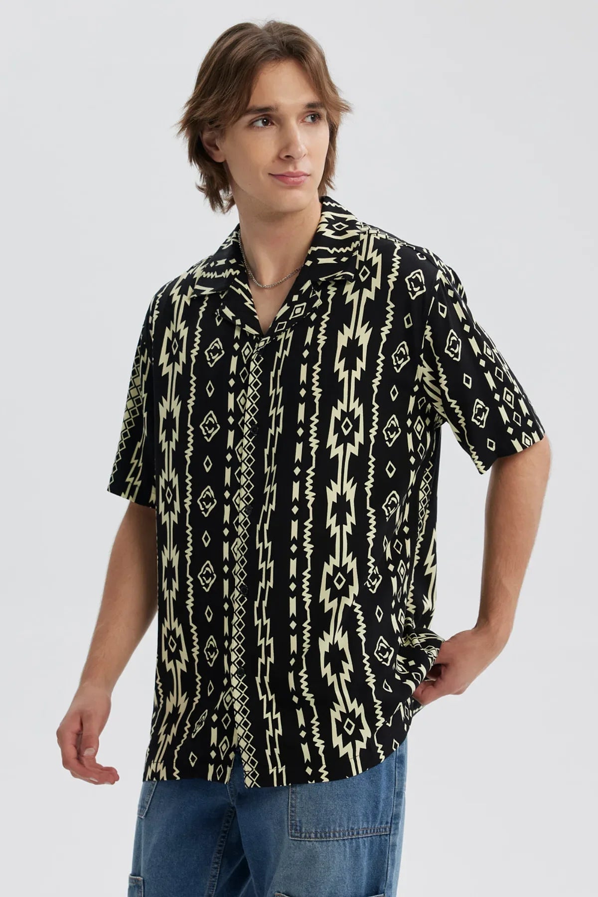 Camisa hombre negro con estampado geométrico en tonos claros