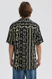 Camisa hombre negro con estampado geométrico en tonos claros