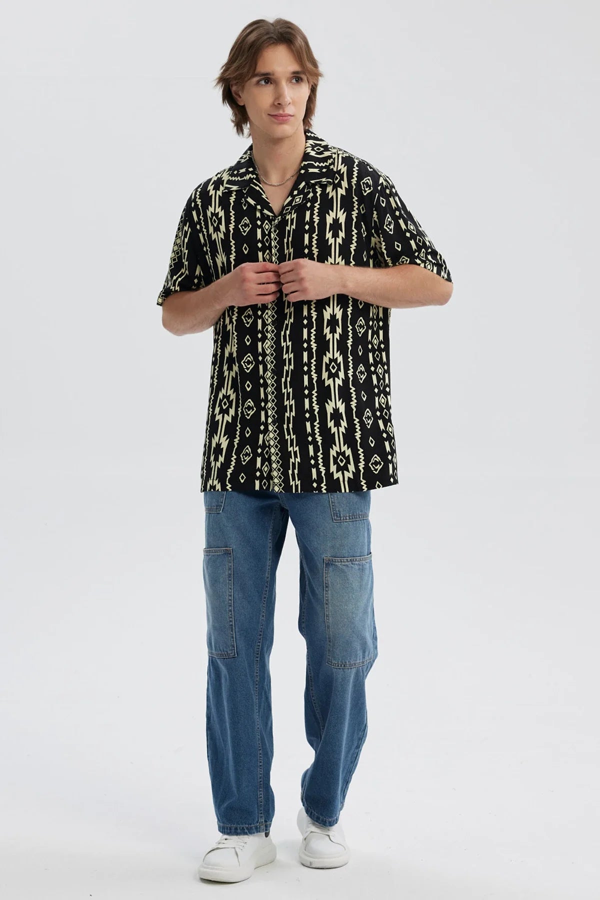 Camisa hombre negro con estampado geométrico en tonos claros