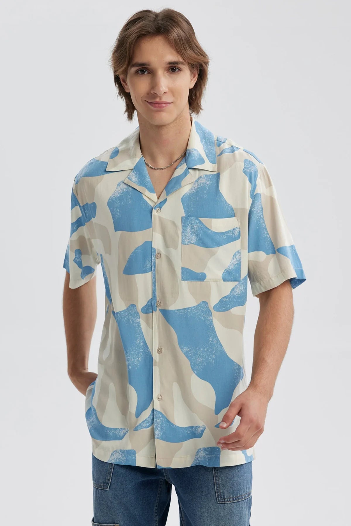 Camisa hombre azul celeste con estampado abstracto y cuello abierto