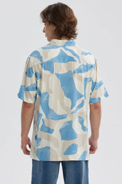 Camisa hombre azul celeste con estampado abstracto y cuello abierto