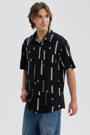 Camisa negra para hombre con estampado geométrico en blanco y fondo negro