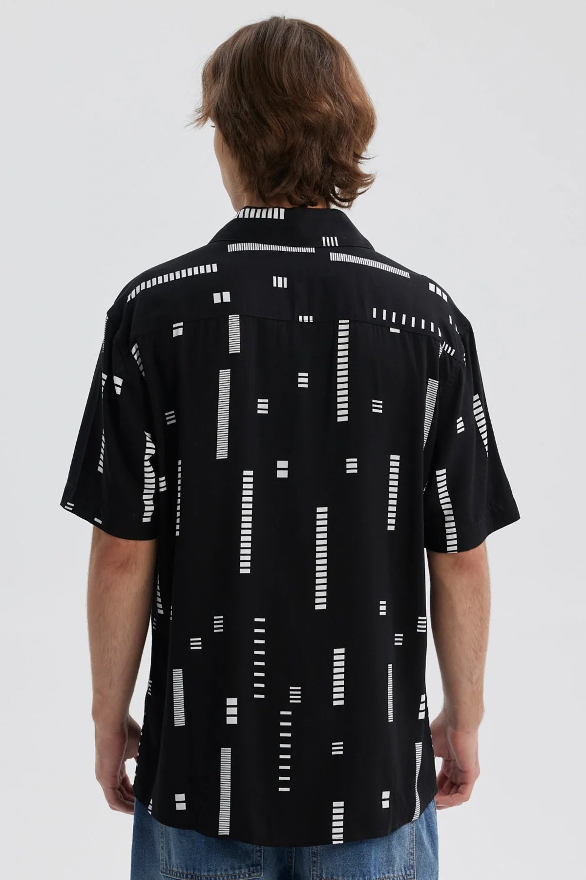 Camisa negra para hombre con estampado geométrico en blanco y fondo negro