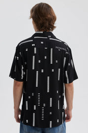 Camisa negra para hombre con estampado geométrico en blanco y fondo negro