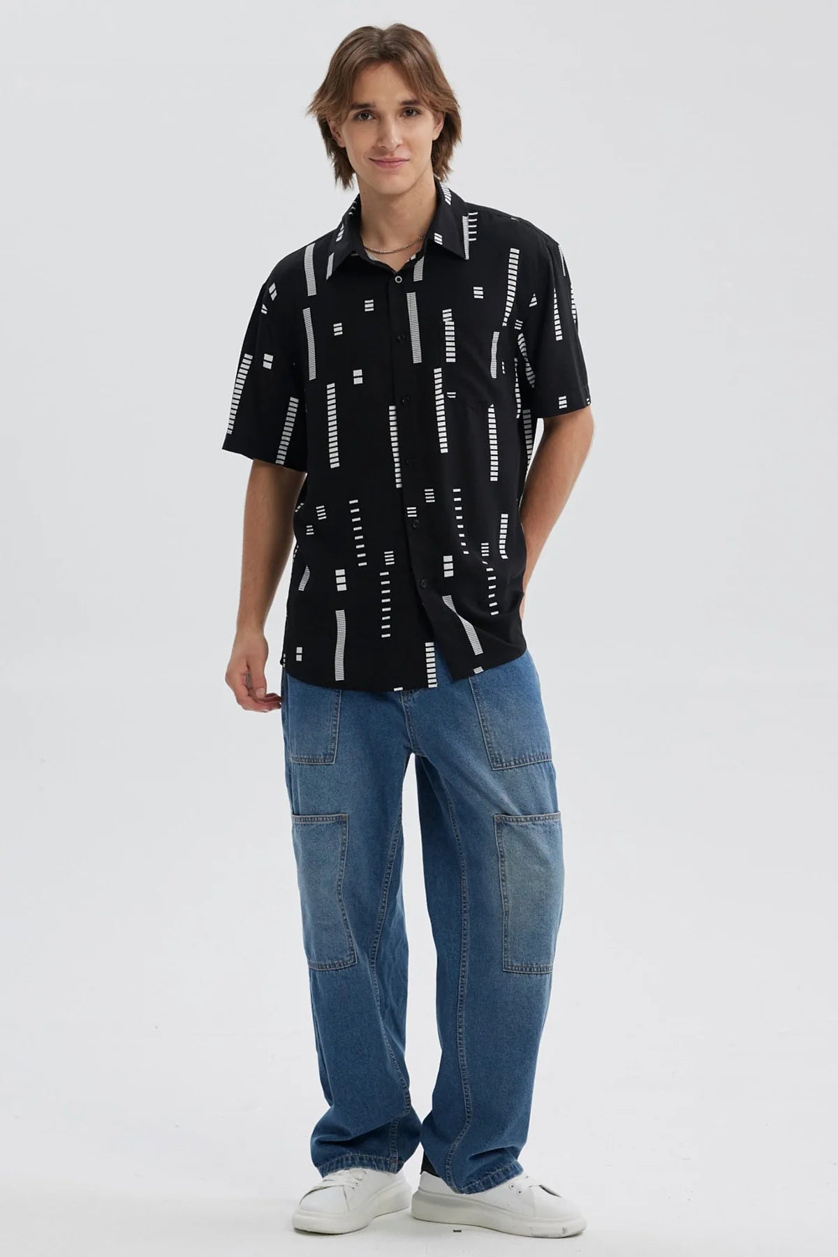 Camisa negra para hombre con estampado geométrico en blanco y fondo negro