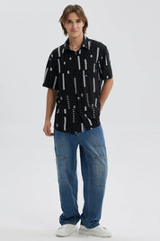 Camisa negra para hombre con estampado geométrico en blanco y fondo negro