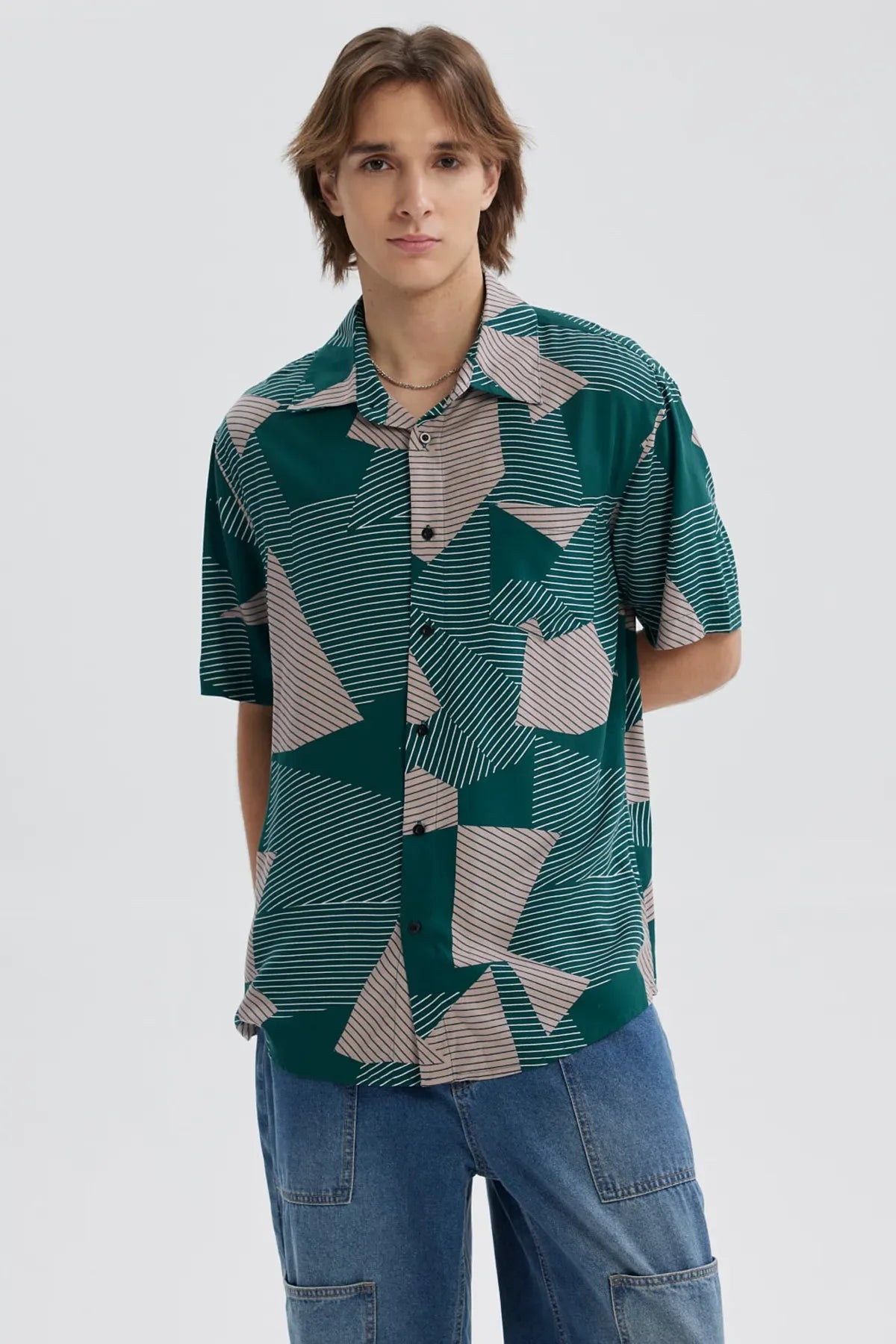 Camisa de hombre verde con diseño geométrico en tonos claros y oscuros