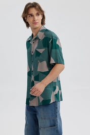 Camisa de hombre verde con diseño geométrico en tonos claros y oscuros