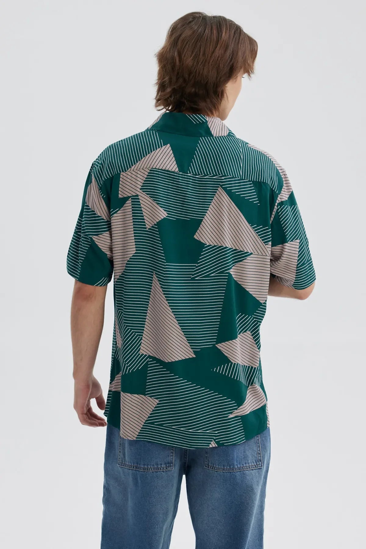 Camisa de hombre verde con diseño geométrico en tonos claros y oscuros