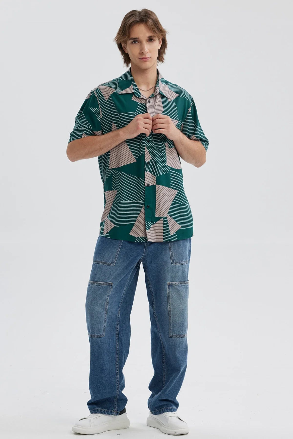 Camisa de hombre verde con diseño geométrico en tonos claros y oscuros