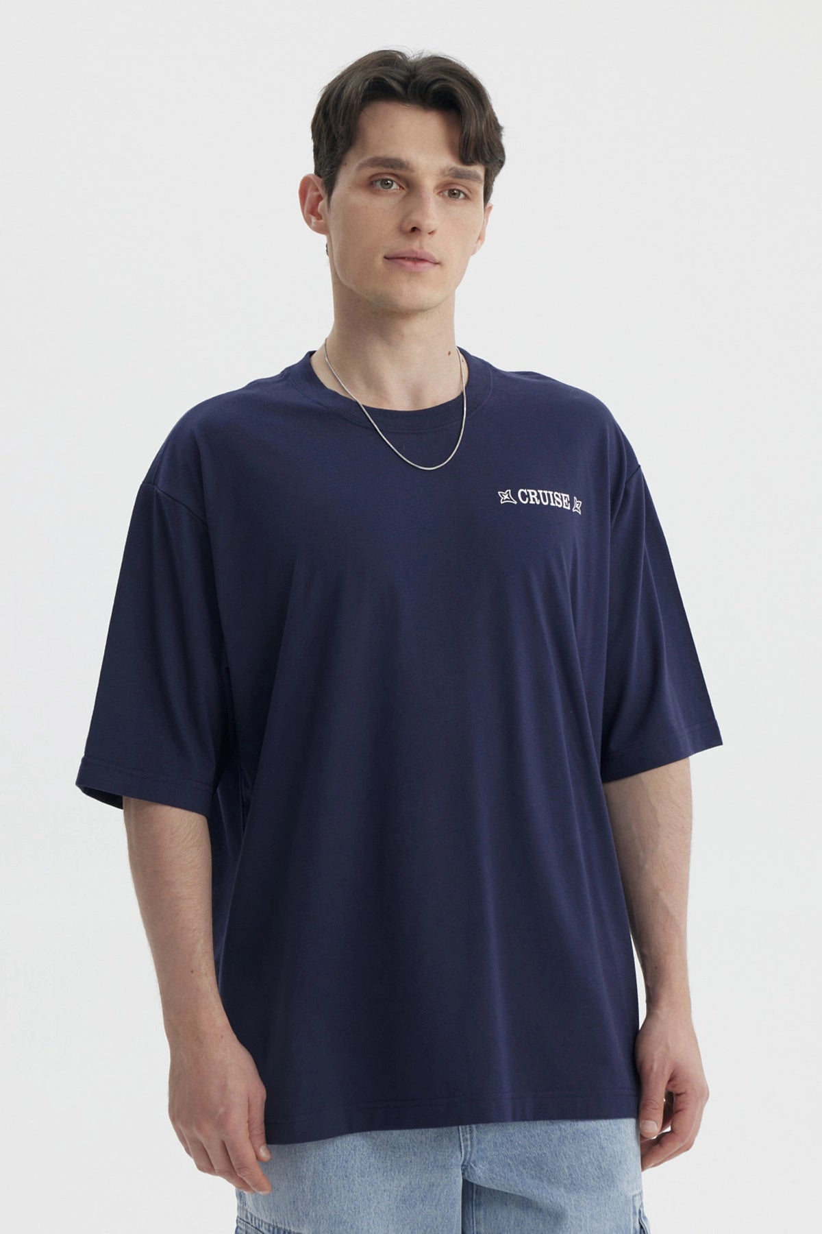 Polera oversize azul con estampa pequeña en el pecho con texto Cruise estilo casual y relajado