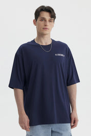 Polera oversize azul con estampa pequeña en el pecho con texto Cruise estilo casual y relajado