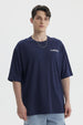 Polera oversize azul con estampa pequeña en el pecho con texto Cruise estilo casual y relajado
