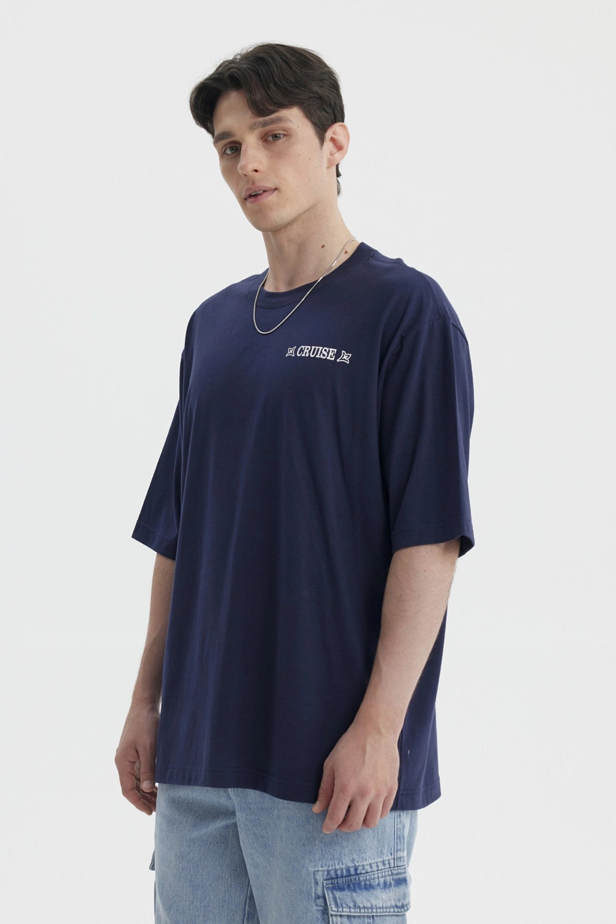 Polera oversize azul con estampa pequeña en el pecho con texto Cruise estilo casual y relajado