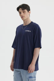 Polera oversize azul con estampa pequeña en el pecho con texto Cruise estilo casual y relajado