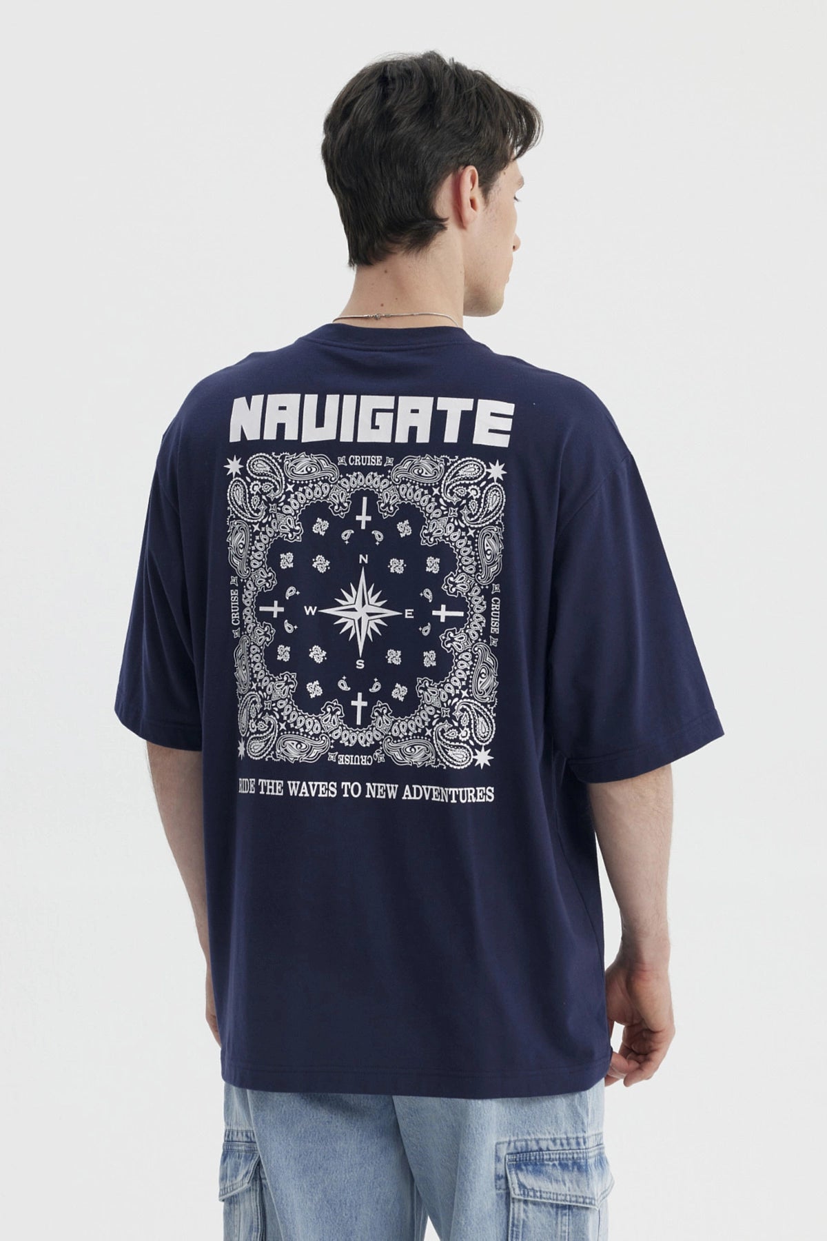 Polera oversize azul con estampa pequeña en el pecho con texto Cruise estilo casual y relajado