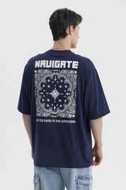 Polera oversize azul con estampa pequeña en el pecho con texto Cruise estilo casual y relajado