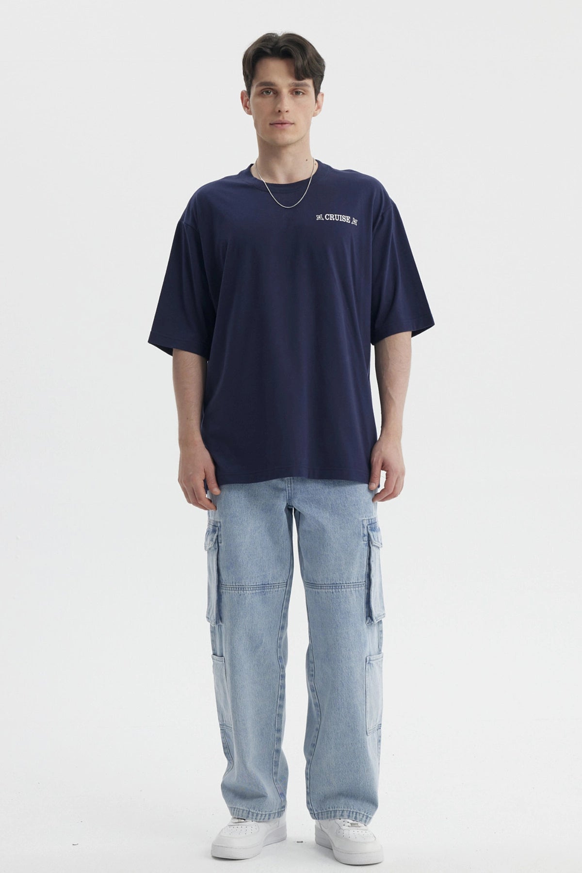 Polera oversize azul con estampa pequeña en el pecho con texto Cruise estilo casual y relajado