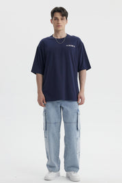 Polera oversize azul con estampa pequeña en el pecho con texto Cruise estilo casual y relajado